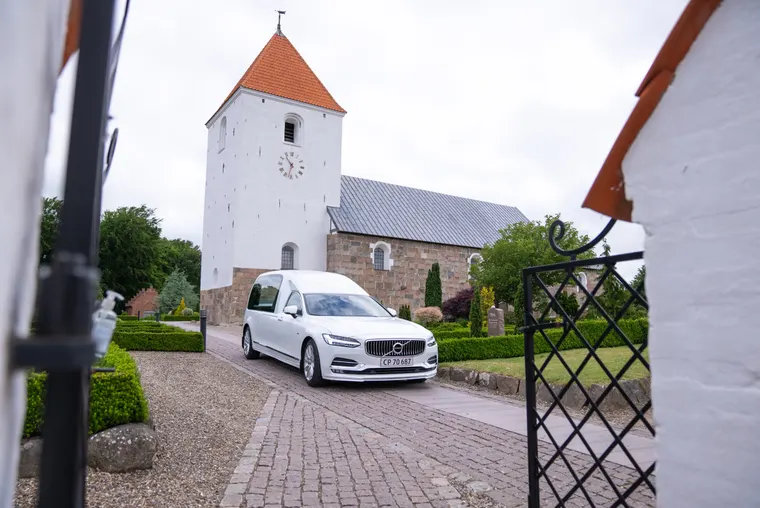 Rustvognen holder ved kirkelågen